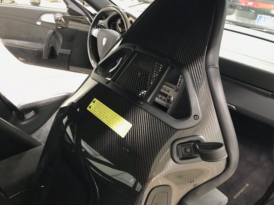 Детали интерьера Porsche 911 GT2 (997) 2008 года  (NA) (фото 65 из 107)
